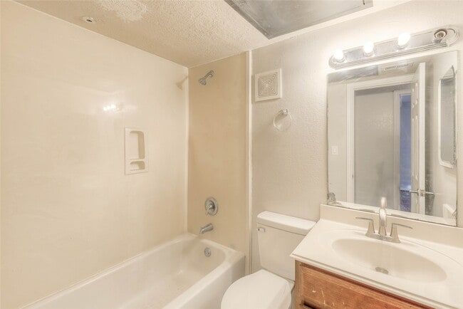 Building Photo - 445 Carolcrest Ln