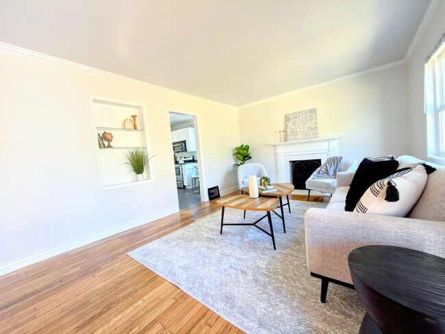 Building Photo - Newly Updated 2-Bedroom Home