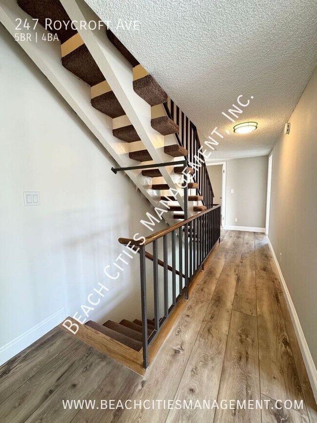 Building Photo - 247 Roycroft Ave