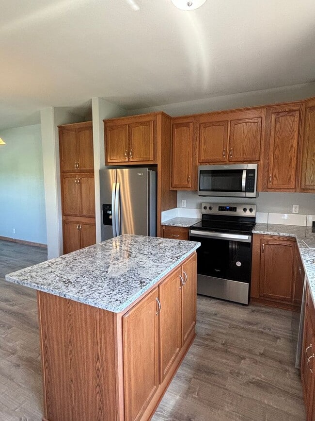 Building Photo - Fully Remodeled 3 Bedroom | 2.5 Bath Townh...
