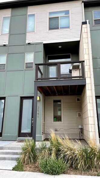 Entrance - 2541 Moline St
