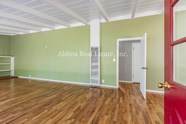 Building Photo - Private Country Setting!
