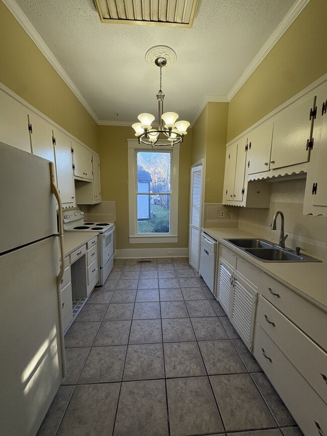 Building Photo - 706 Hancock Dr