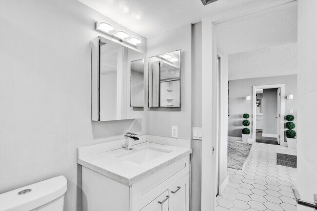 Building Photo - 3701 N Country Club Dr