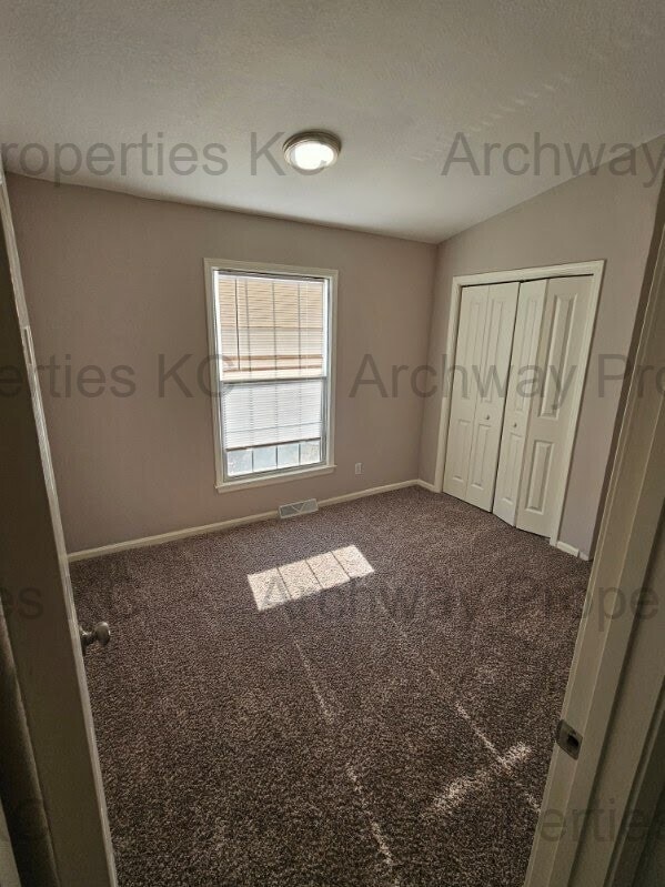 Building Photo - 1600 W Elm Terrace
