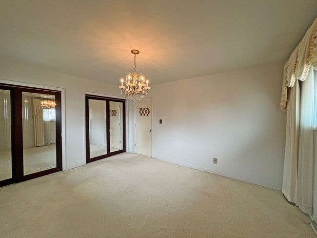 Building Photo - 4 Bedroom, 2 Bathroom Brick Ranch Home For Lease in Peoria, IL