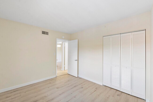 Building Photo - 126 S Cypress Rd