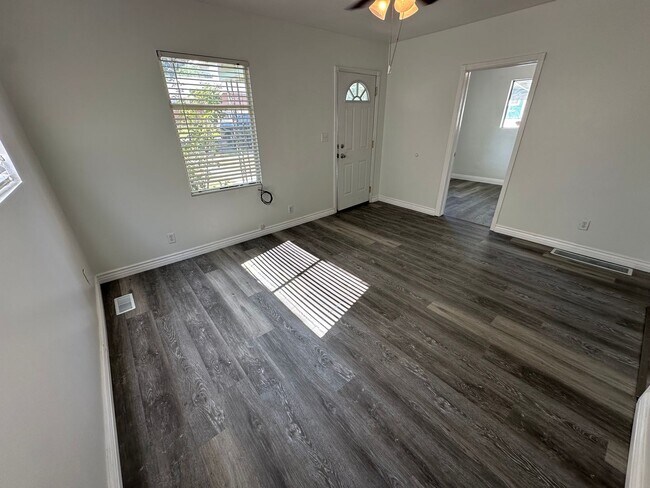 Building Photo - Cozy Price Rental