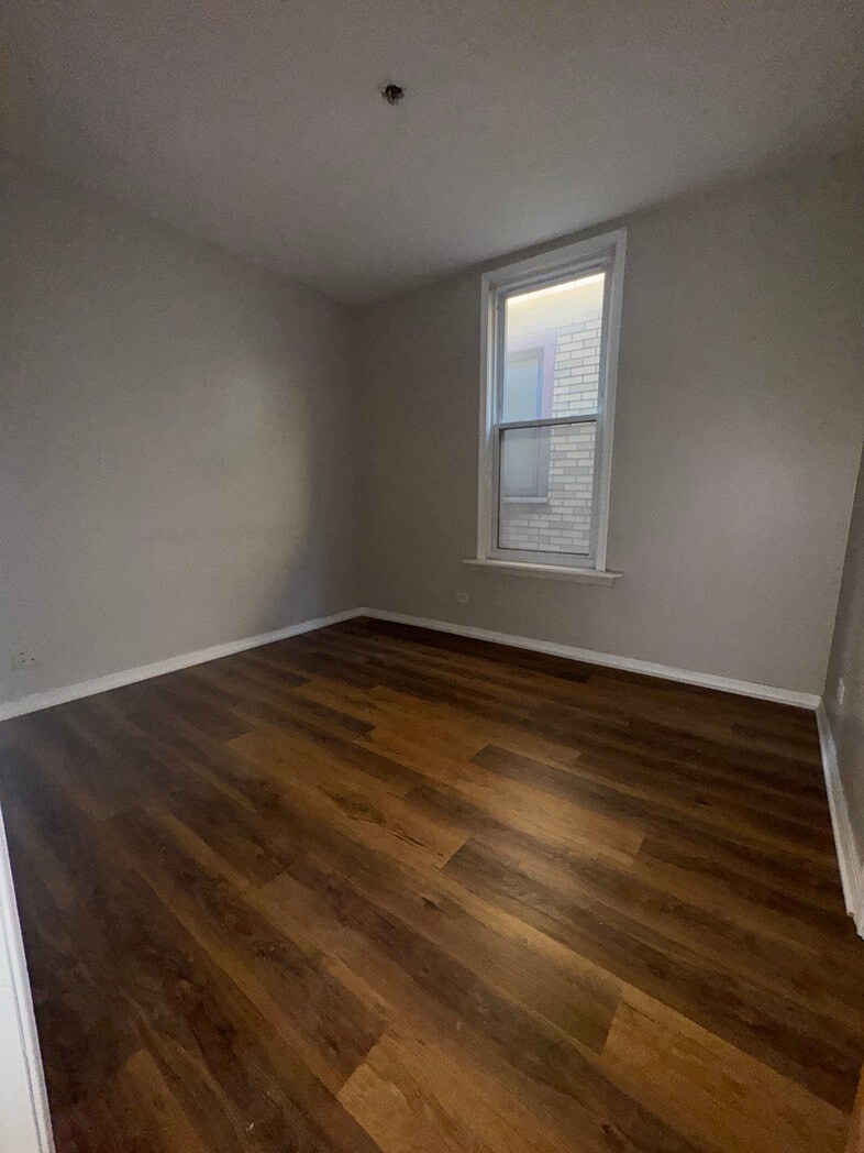 Bed #1 - 3047 N Troy St