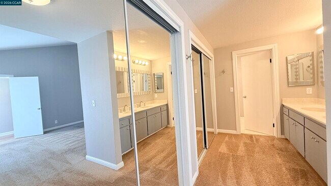 Building Photo - 750 N Paradise Valley Ct
