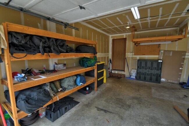 Building Photo - 6120 60th Ct SE