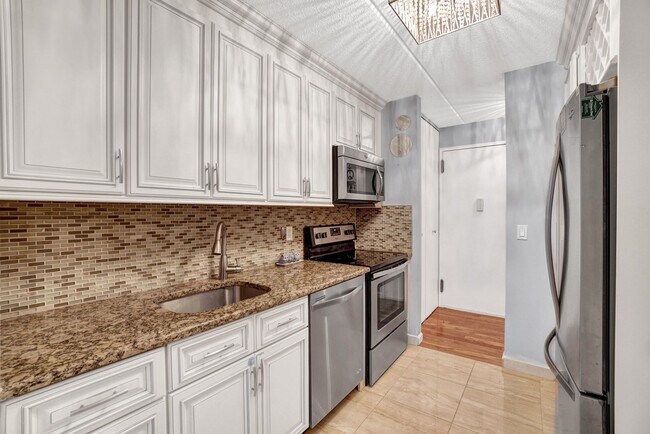 Building Photo - 128 Colonial Pkwy