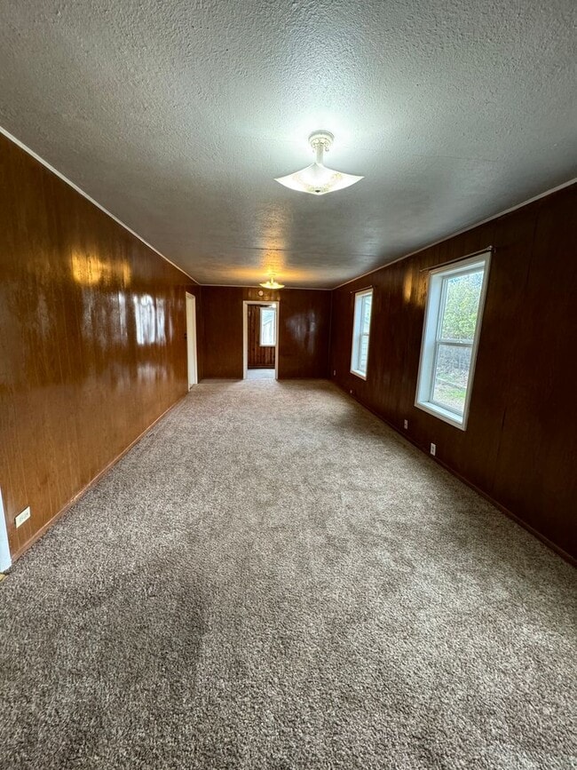 Building Photo - 3 bed 1 bath house with large yard/garden area