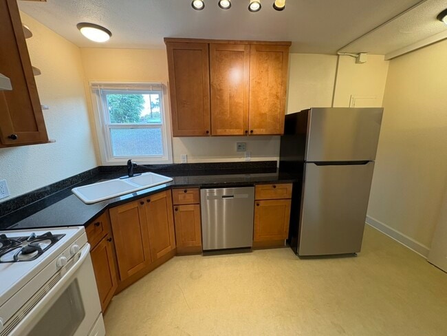 Building Photo - 4701 NE 55th Ave