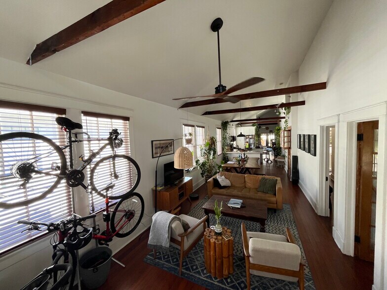 Front Living room - 3033 Robert St