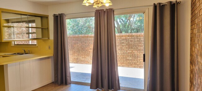 Building Photo - LARGE 2 BEDROOM 3 BATH CONDO IN COLONIAL PARK