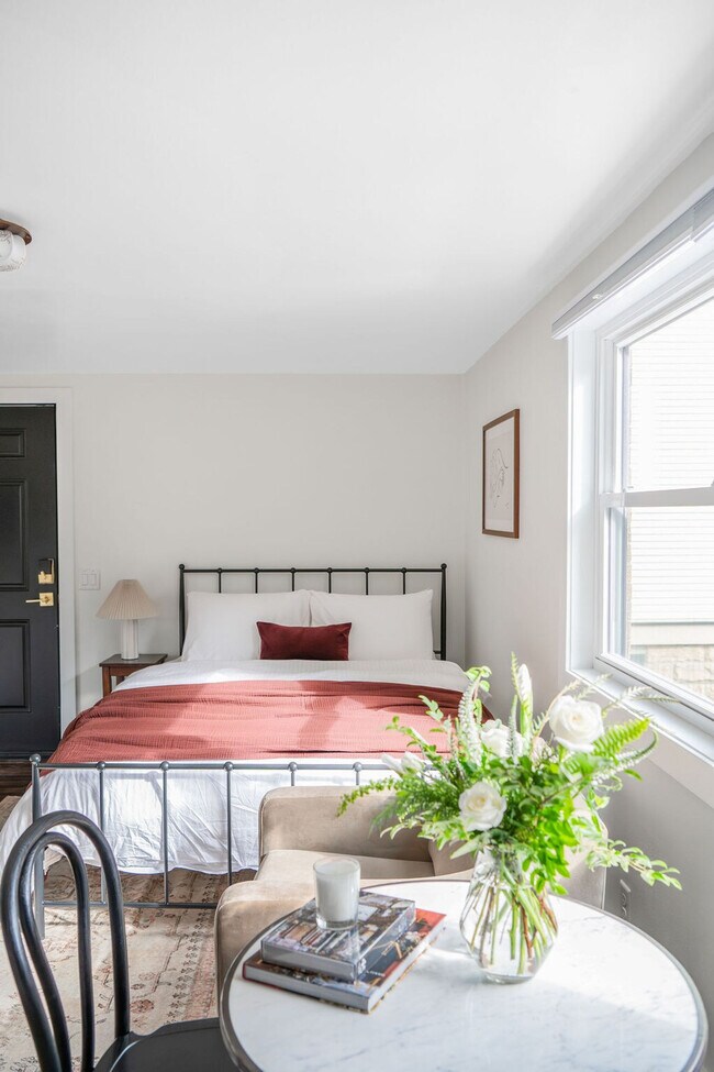 Building Photo - 113 S Henry St