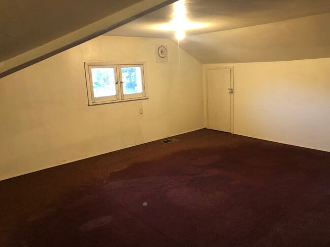 Building Photo - Large 4 bed/2 bath Farm House on River Rd. MOVE IN SPECIAL!