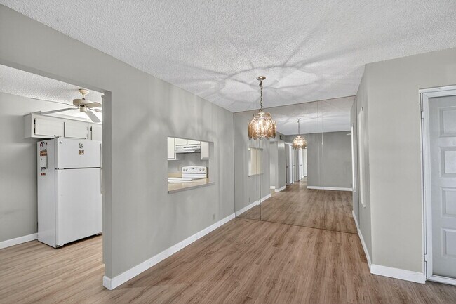Building Photo - 805 Sky Pine Way
