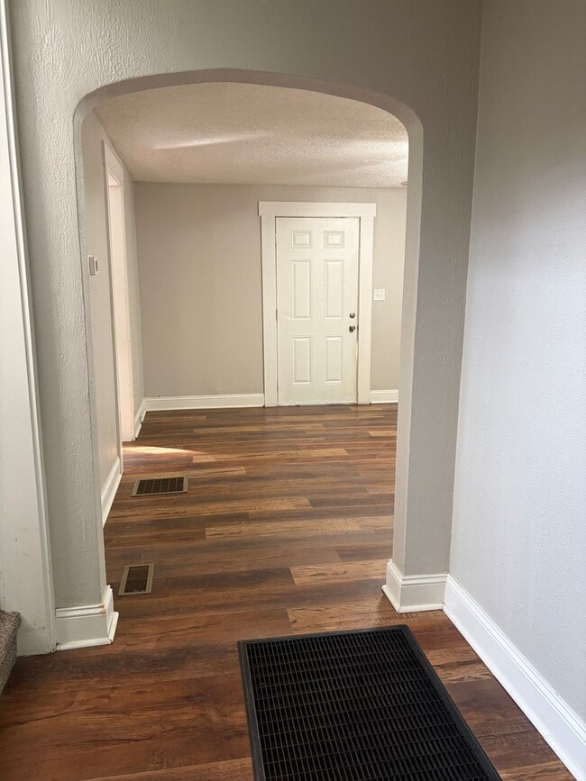 Building Photo - 3 Bedroom in Frankfort!