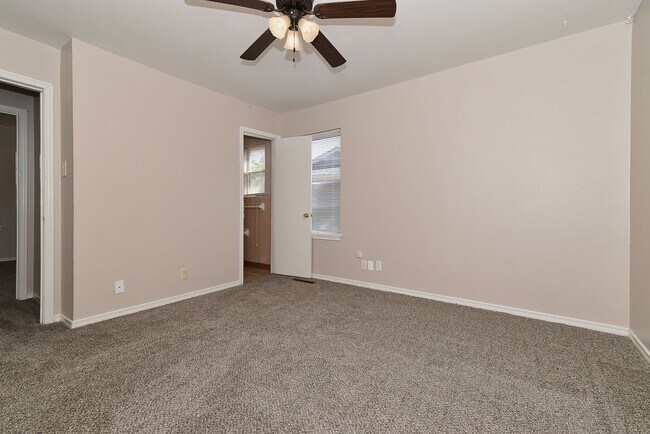 Building Photo - 1304 Skyline Dr