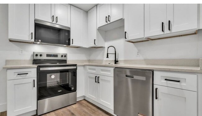 Building Photo - 4/2 ST Pete Home Available Now
