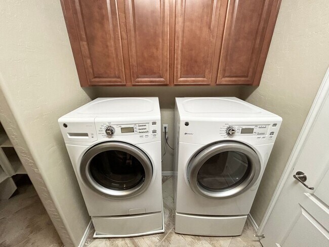 Building Photo - 4/BD 3.5/BA Spacious Home in Gated Communi...