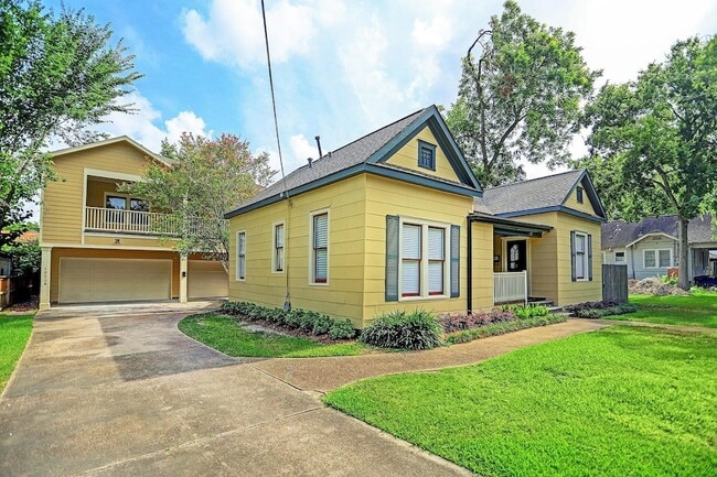 Building Photo - 1021 Louise St