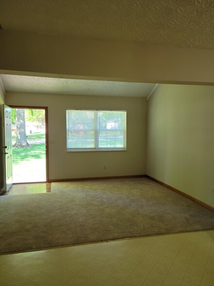 Building Photo - 703 Village Dr