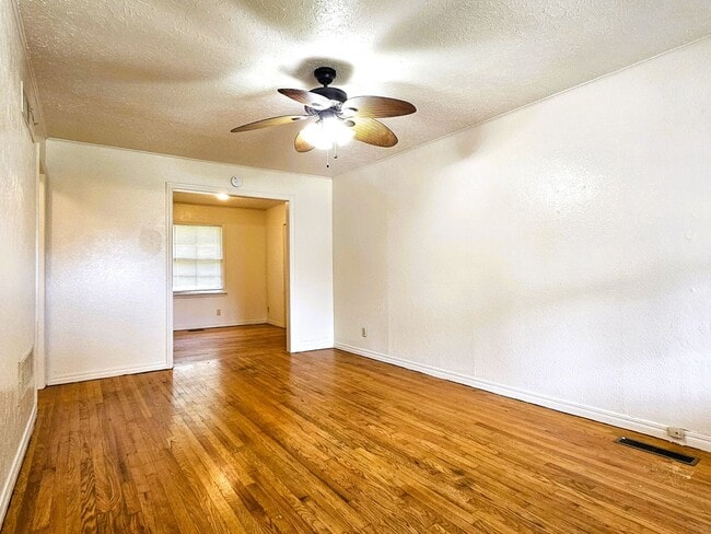 Primary Photo - Lovely 2 Bedroom Home With A 1 Car Garage!...