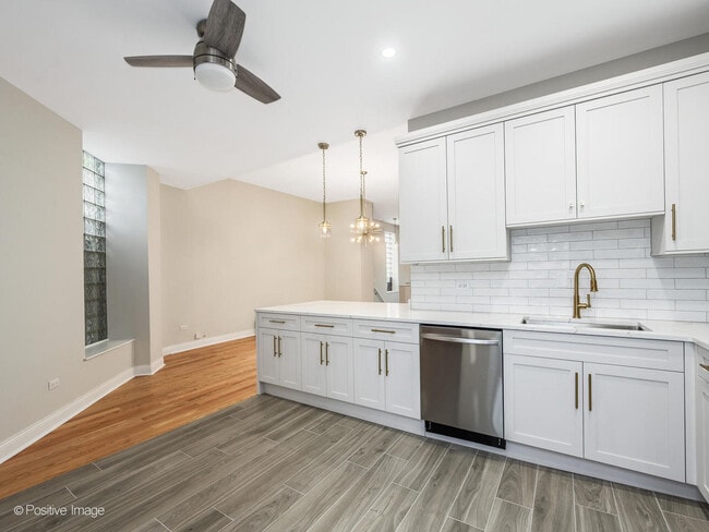 Building Photo - 2013 W North Ave