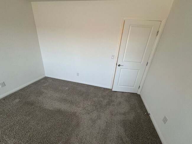 Building Photo - BEAUTIFUL 3 BEDROOM 3 BATH TRI-LEVEL HOME ...