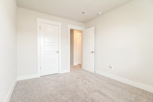 Building Photo - Beautiful Townhome in Greenville