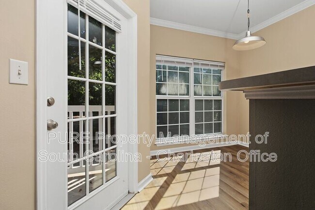 Building Photo - 700 Daniel Ellis Dr