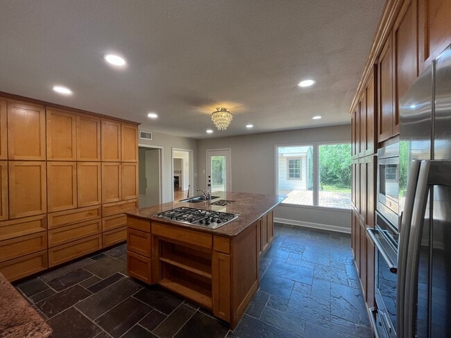 Building Photo - UPDATED HOME IN LAMAR PARK!!