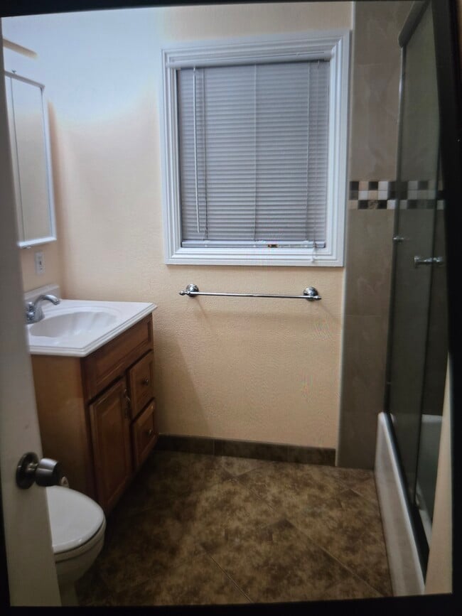 Building Photo - 1645 W Wisteria Pl