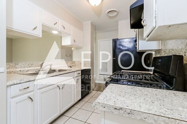 Building Photo - 1101 Swope Dr