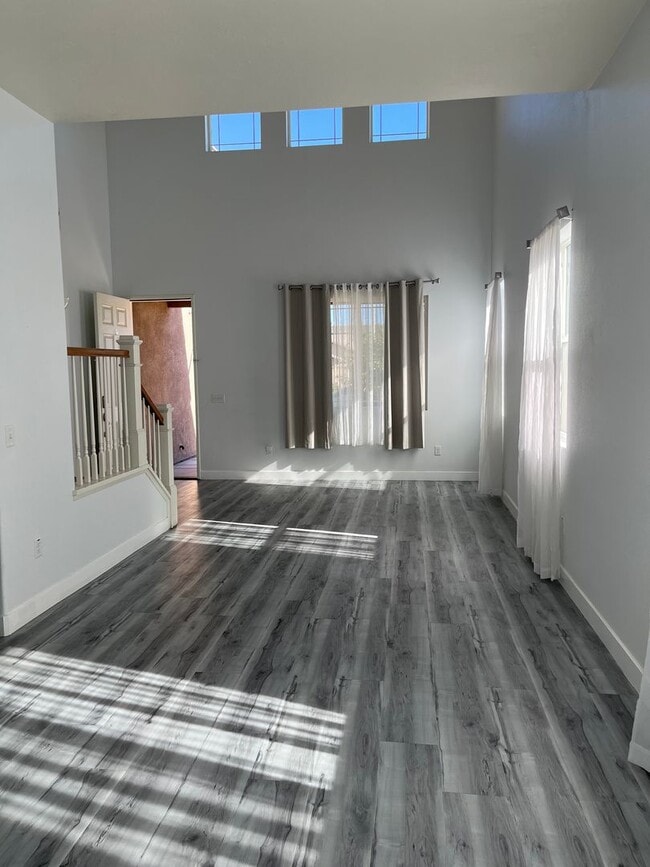 Building Photo - 4 bedroom 3bth Oak Hills area! Close to the 15 Freeway!