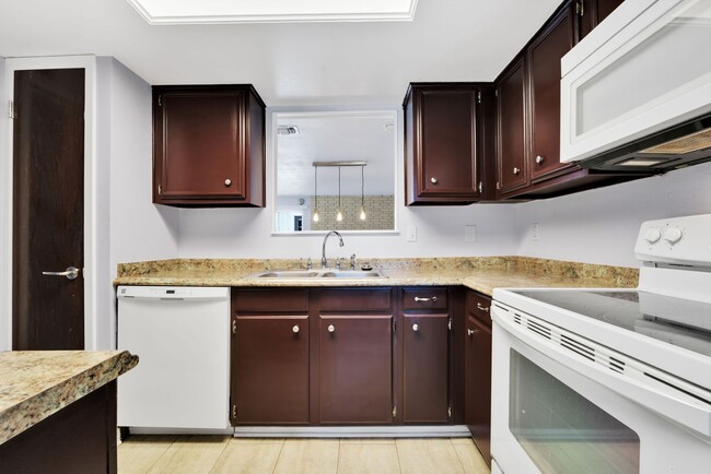 Building Photo - Move-In Ready 2-Bedroom Condo in Prime San Antonio Location