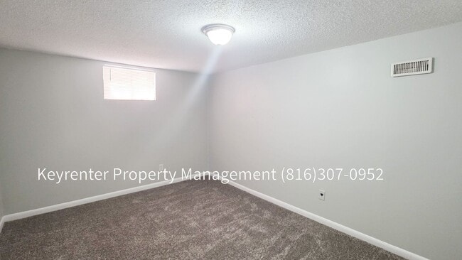 Building Photo - 4 bedroom 1.5 bath