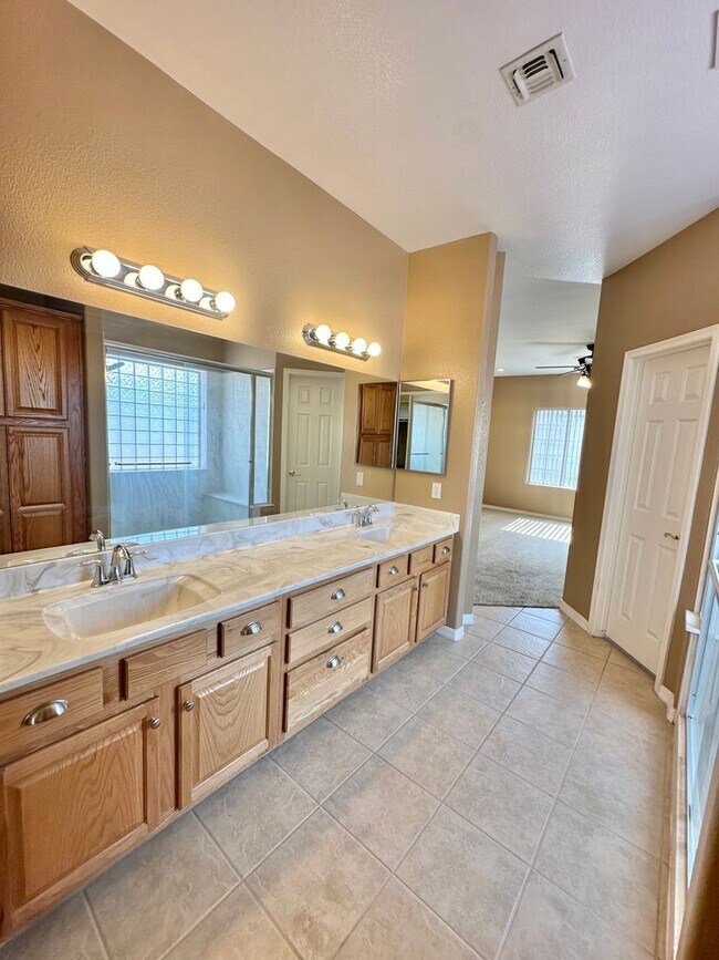 Building Photo - Beautiful 3 bedroom, 3 bathroom home with ...