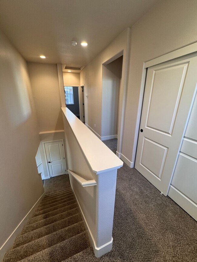 Building Photo - NEW! 3/2.5/2 Townhome in Gardnerville