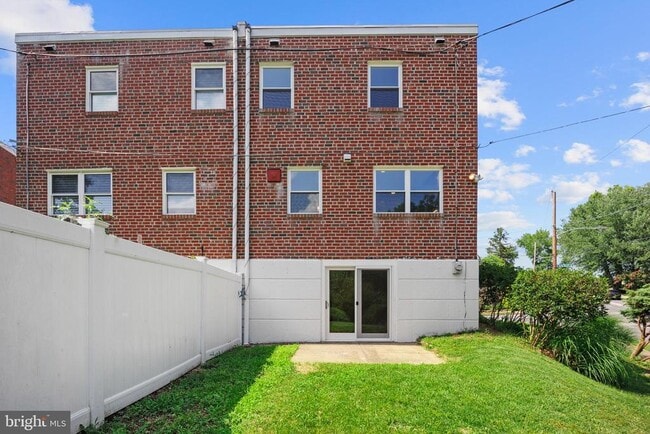 Building Photo - 857 Green Valley Dr