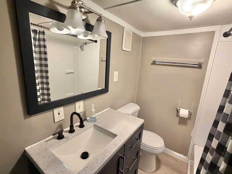 Building Photo - 2570 Sanger Ln