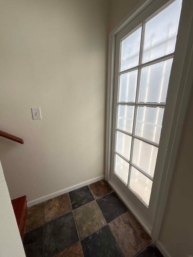 Building Photo - 915 Broadway St