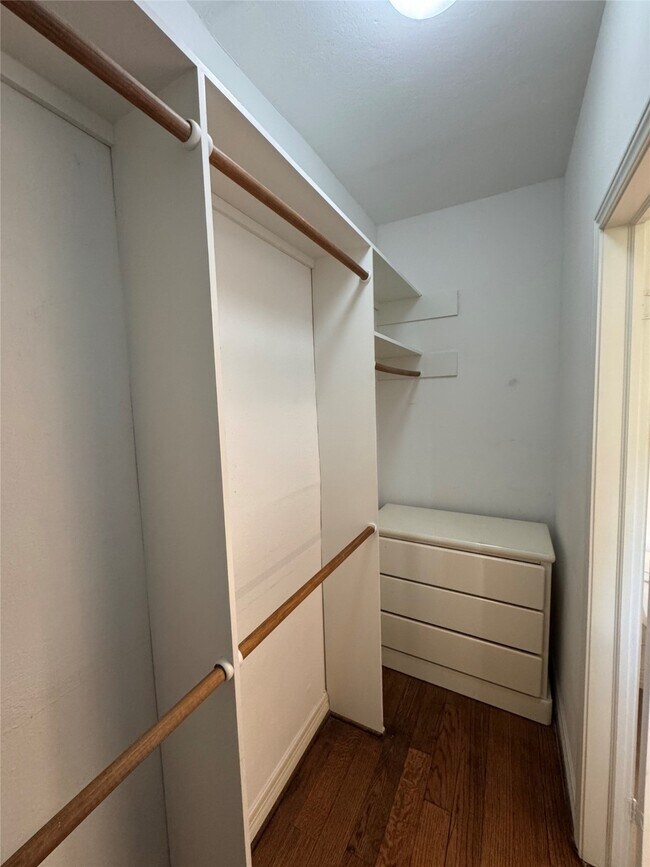 Building Photo - 208 E 38th St