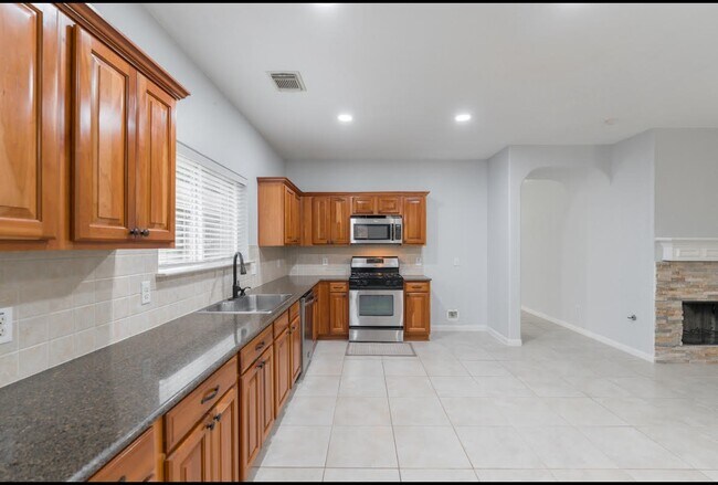 Building Photo - 3223 Legends Creek Dr