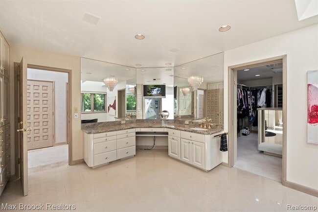 Building Photo - 3333 W Shore Dr