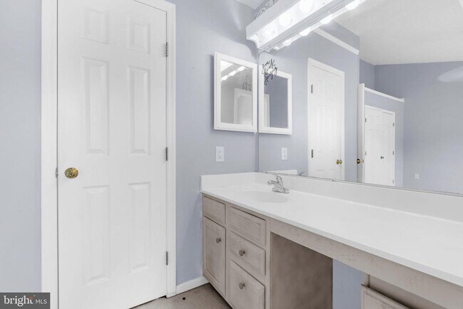 Building Photo - 41 Queen Catherine Ct