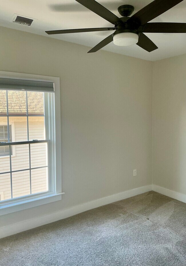 Building Photo - 17 Willow St